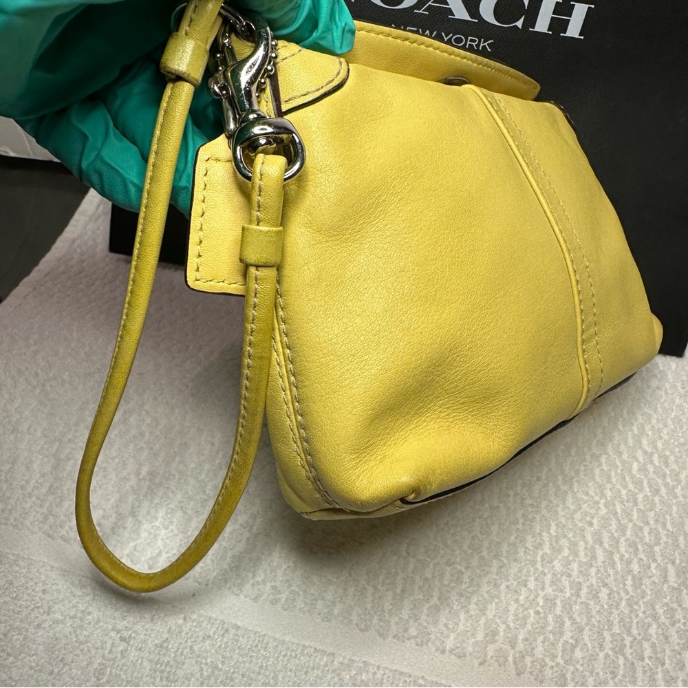 Y2K Coach Vibrant Yellow turn-lock wristlet - Picture 6 of 13